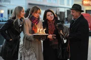 Trixi, Jana und Moni überreichen Louise ihren Geburtstagskuchen. Von links: Jana Keller (Isabella Hübner), Trixi Preissinger (Doreen Dietel), Monika Vogl (Christine Reimer), Louiserl und Bürgermeister Schattenhofer (Werner Rom). Trixi, Jana und Moni überreichen Louise ihren Geburtstagskuchen. Von links: Jana Keller (Isabella Hübner), Trixi Preissinger (Doreen Dietel), Monika Vogl (Christine Reimer), Louiserl und Bürgermeister Schattenhofer (Werner Rom).