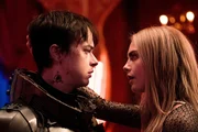 L-R: Major Valerian (Dane DeHaan) und Sergeant Laureline (Cara Delevignge)