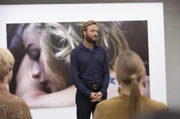 Pierre (Andreas Pietschmann) bei der Er&ouml;ffnung seiner Ausstellung.