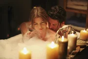 Meredith (Ellen Pompeo, l.) und Derek (Patrick Dempsey, r.) versuchen, ihre neu aufgenommene Beziehung langsam angehen zu lassen – und es scheint zu funktionieren ... Meredith (Ellen Pompeo, l.) und Derek (Patrick Dempsey, r.) versuchen, ihre neu aufgenommene Beziehung langsam angehen zu lassen – und es scheint zu funktionieren ...