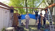 Heute wird mit vielen Helfern die Pergola von Dagmars Haus abgebaut.