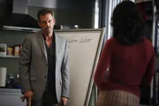 Dr. Gregory House (Hugh Laurie, l.) behandelt eine neue Patientin und bemerkt bald, dass Dr. Lisa Cuddy (Lisa Edelstein, r.) sich ganz besonders für das junge Mädchen interessiert. Dr. Gregory House (Hugh Laurie, l.) behandelt eine neue Patientin und bemerkt bald, dass Dr. Lisa Cuddy (Lisa Edelstein, r.) sich ganz besonders für das junge Mädchen interessiert.
