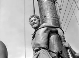 Odysseus (Kirk Douglas) l&auml;sst sich am Mast festbinden, um nicht den Sirenen zum Opfer zu fallen.