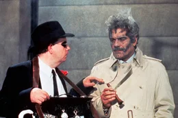 Der britische Geheimagent Cedric (Omar Sharif, re.) holt sich neue Informationen.