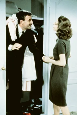 Inspector Clouseau (Peter Sellers) verliebt sich in Simone (Capucine) und ahnt nicht, dass sie ihm H&ouml;rner aufsetzt.