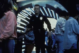 Der nahezu unzerst&ouml;rbare Cyborg T-1000 (Robert Patrick, M.) wird aus der Zukunft in die Vergangenheit geschickt, um John Connor, der die Menschheit vor der Herrschaft der Maschinen zu retten versucht, im Knabenalter zu vernichten.
