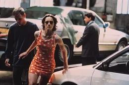 Juliette (Laurence C&ocirc;te) sucht mit ihrem Bruder Jimmy (Benoit Magimel, li.) w&auml;hrend des geplanten Autodiebstahls rasch das Weite.