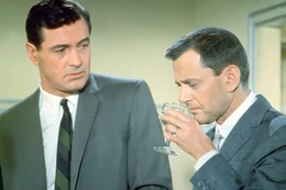Arnold (Tony Randall, r.) nicht gerade die beste Hilfe, da er den Gedanken an den kommenden Verlust von Georg (Rock Hudson, l.) von nun an in Martinis ertr&auml;nkt ...