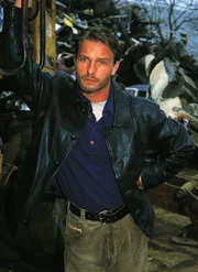 Was hat Michalke (Thomas Kretschmann), der vorbestrafte Besitzer des Schrottplatzes, auf dem die Biker ihr Clubheim haben, mit dem Fall zu tun?