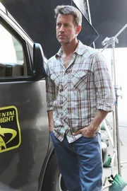 Mike (James Denton) glaubt, dass Carlos und Susan eine Affäre miteinander haben.