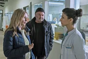 Linett (Stefanie Stappenbeck, l.) und Otto (Florian Martens, M.) treffen die Geschäftsführerin des Forschungsinstituts Vanessa Zimmermann (Neda Rahmanian, r.) und teilen ihr mit, dass ihr Mitarbeiter Alexander Möwe ermordet wurde.