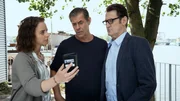 Ida (Amelie Plaas-Link, l.), Finn (Sven Martinek, M.) und Lars (Ingo Naujoks, r.) bekommen eine interessante Info von ihrer Kollegin Tomke, die gerade einen Verd&auml;chtigen beschattet.