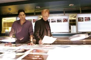 Horatio (David Caruso, r.) und Delko (Adam Rodriguez) vergleichen die Fotos vom Tatort. Finden sie ein Detail, dass zur Aufkl&auml;rung des Falles f&uuml;hrt?