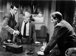 Der alte Hadley (Robert Keith, Mitte) und Mitch (Rock Hudson, links) m&uuml;ssen immer wieder das Chaos korrigieren, das Marylees (nicht im Bild) un&uuml;berlegte M&auml;nnergeschichten hinterlassen, hier die mit Roy Carter (John Larch).