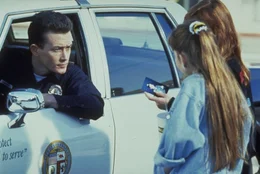 Schon bald ist der Killer T-1000 (Robert Patrick, l.) seinen Opfern dicht auf den Fersen ...