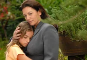 ARD DAS M&Auml;DCHEN AUS DEM REGENWALD, Deutschland 2011, Regie Wolf Gremm, am Donnerstag (17.11.11) um 20:15 Uhr im Ersten. Julia (Christine Neubauer,re.) hat die traumatisierte Alice (Alexandra Wallis) therapiert.