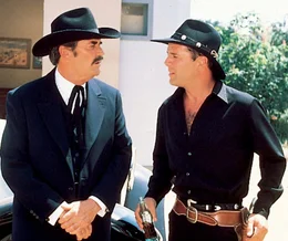 Helden mit Knarre und Cowboyhut: Leinwand-Star Tom Mix (Bruce Willis, re.) mit Marshal Wyatt Earp (James Garner, li.)