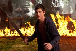 Mit Papas Schwert gegen riesenhafte bitterb&ouml;se Kreaturen der Unterwelt: Percy Jackson (Logan Lerman) ...
