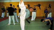 Andre (Mark Keller) trainiert in seinem Karateclub.