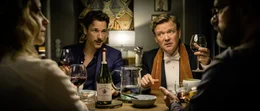 Thomas (Florian David Fitz) und Ren&eacute; (Justus von Dohn&aacute;nyi) am Tisch mit Elisabeth (Caroline Peters) und Stephan (Christoph Maria Herbst)