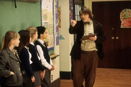 Nachdem er seine Z&ouml;glinge beim Musizieren geh&ouml;rt hat, kommt Dewey Finn (Jack Black, r.) eine Idee: Er gr&uuml;ndet mit ihnen eine Rockband, mit der er bei einem Wettbewerb gewinnen will. Nat&uuml;rlich d&uuml;rfen weder Schulleitung noch Eltern etwas davon erfahren, und muss jedem seiner Sch&uuml;ler eine Rolle zuweisen, die ihn zufrieden stellt ...