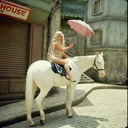 Toni (Gina Lollobrigida) als Lady Godiva hoch zu Ross.