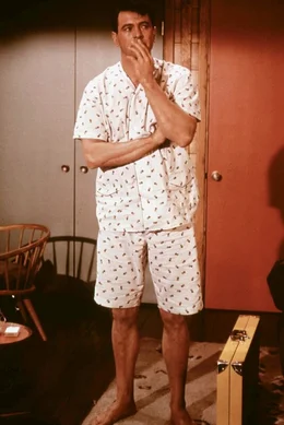 Roger (Rock Hudson), Experte f&uuml;r Anglerbedarf und Fischfang, &uuml;berlegt, wie er sich vor dem Angelwettbewerb dr&uuml;cken kann.