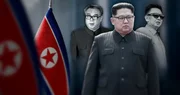 Kim Jong-il und Kim Il-sung sind auch lange nach ihrem Tod noch überall im Land präsent. Kim Jong-un (M.) vor den Bildnissen seines Vaters Kim Jong-il (r.) und Großvaters Kim Il-sung (l.).