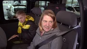 Nicole und Justin fühlen sich sehr wohl im neuen Auto. Endlich hat die Familie genug Platz.