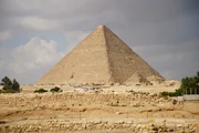 Die Große Pyramide von Gizeh ist von der Ausgrabungsstätte auf dem Gizeh-Plateau in Kairo, Ägypten, zu sehen. (Windfall Films/Caterina Turroni)