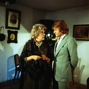 Frau Sch&ouml;ndorf (Marianne Hoppe) betreibt mehr schlecht als recht eine Sommerpension f&uuml;r &auml;ltere Rentner; eines Tages kommt Betrieb in ihr Haus, denn in der N&auml;he ist ein Mord geschehen und die Kripo (Fritz Wepper) muss Nachforschungen anstellen.