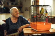 Theres (Ursula Erber) hat eine Lösung gefunden, wie sie Vogel Beo ruhig stellen kann. Theres (Ursula Erber) hat eine Lösung gefunden, wie sie Vogel Beo ruhig stellen kann.