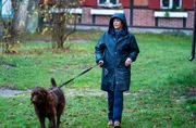 Bei Wind und Wetter unterwegs: Karin Lossow (Katrin Sass) und Hund Luckyn. Bei Wind und Wetter unterwegs: Karin Lossow (Katrin Sass) und Hund Luckyn.