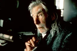 Auch Notar Hardenbrook (Michael Gough) behauptet, dass die Morde von einem kopflosen Reiter begangen wurden ...