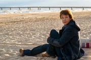 Durchatmen und Nachdenken am Meer: Karin Lossow (Katrin Sass). Durchatmen und Nachdenken am Meer: Karin Lossow (Katrin Sass).