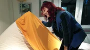 Tauschmutter Kerstin beszieht das Bett neu