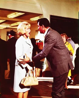 W&uuml;tend geht Judy (Doris Day, l.) auf ihren Mann George (Rock Hudson, r.) los ...