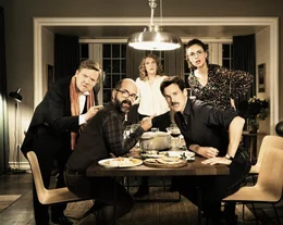 Ein Abendessen l&auml;uft aus dem Ruder: (v.li.) Ren&eacute; (Justus von Dohn&aacute;nyi), Stephan (Christoph Maria Herbst), Elisabeth (Caroline Peters), Thomas (Florian David Fitz) und Anna (Janina Uhse)