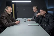 Nach 30 Jahren findet das erste Aufeinandertreffen zwischen Otto (Florian Martens, r.) und Bruno Wirth (Jochen Nickel, l.) direkt im Vernehmungsraum statt. Auch Reddemann (Arnfried Lerche, M.) nimmt an der Befragung teil. Nach 30 Jahren findet das erste Aufeinandertreffen zwischen Otto (Florian Martens, r.) und Bruno Wirth (Jochen Nickel, l.) direkt im Vernehmungsraum statt. Auch Reddemann (Arnfried Lerche, M.) nimmt an der Befragung teil.
