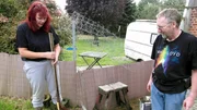 Tauschmutter Kerstin mit Wolfgang bei der Gartenarbeit