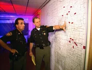 Telico in Texas: In der N&auml;he eines Feldweges wird eine verst&uuml;mmelte weibliche Leiche entdeckt. Keine 100 Meter weiter findet die Polizei eine bekleidete m&auml;nnliche Leiche. Was ist passiert?