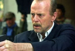 Nachdem auf den Gefangenen Eddie Bunker w&auml;hrend des Transports zum Gerichtsgeb&auml;ude, wo er eine Aussage machen soll, ein Anschlag ver&uuml;bt worden ist, versucht Polizist Jack Mosley (Bruce Willis) Bunker zu sch&uuml;tzen ...