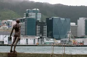 „Solace in the Wind“ (Trost im Wind) – die Statue von Max Patté an der Uferpromenade von Wellington, Neuseeland