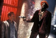Der ehemalige CIA-Sicherheitsbeamte Joe (Bruce Willis, l.) hat schon bessere Tage gesehen: Der Stra&szlig;enr&auml;uber (Badja Djola, r.) muss sich &uuml;ber ihn fast totlachen ...
