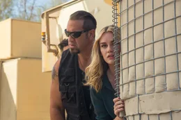 L-R: Serge (Matthew Willig) und Kat Rivers(Lexi Johnson)