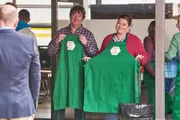 Sievers (Rainer Piwek) und Barbara Knopmacher (Nadine Wrietz) unterstützen in der Schule mit Leidenschaft die neue Vegan-AG. Sievers (Rainer Piwek) und Barbara Knopmacher (Nadine Wrietz) unterstützen in der Schule mit Leidenschaft die neue Vegan-AG.