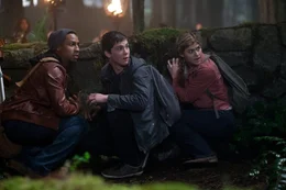Zum &Auml;rger von Percy (Logan Lerman, M.), Annabeth (Alexandra Daddario, r.) und Grover (Brandon T. Jackson, l.) wird die selbstverliebte Clarisse, Tochter von Kriegsgott Ares, ausgew&auml;hlt, das Goldene Vlies zu beschaffen. Also beschlie&szlig;t das Trio, auf eigene Faust Luke und das wundert&auml;tige Fell aufzutreiben ...