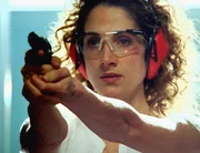 Im Labor testet Stella (Melina Kanakaredes), aus welcher Entfernung auf das Opfer geschossen wurde.