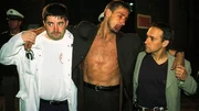 Semir (Erdogan Atalay, r.) und ein Arzt (Komparse, l.) stützen den nach dem Kampf mit Unger stark angeschlagenen Andre (Mark Keller).