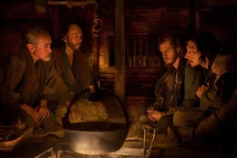 Pater Sebastião Rodrigues (Andrew Garfield) und Pater Francisco Garpe (Adam Driver) werden von christlichen Bauern versteckt.